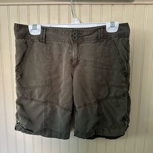 Vintage women’s Olive Green Cargo Shorts 100% cotton